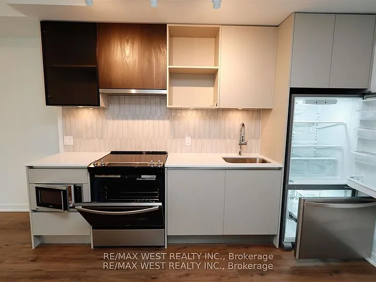 395 Dundas St W #822 — Photo 15
