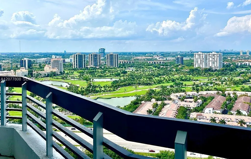 Mystic Pointe Tower 500 C — Photo 2