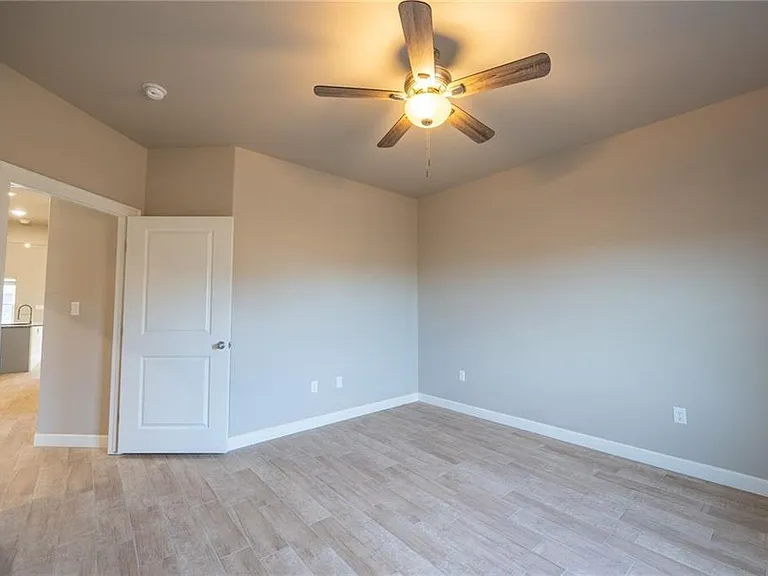 802 Valley Oaks Ln — Photo 14