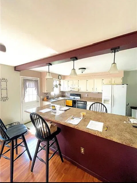 3 bed, 1802 sqft, $2,350 — Photo 3
