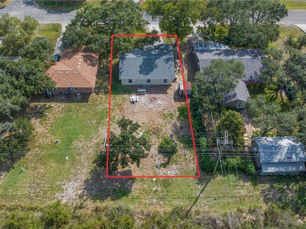 123 Cenizo St, Rockport, TX 78382