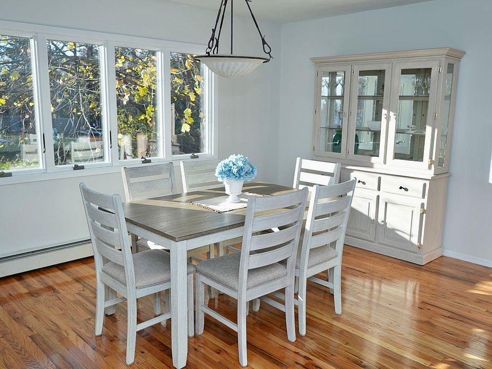 Sunny dining in open layout