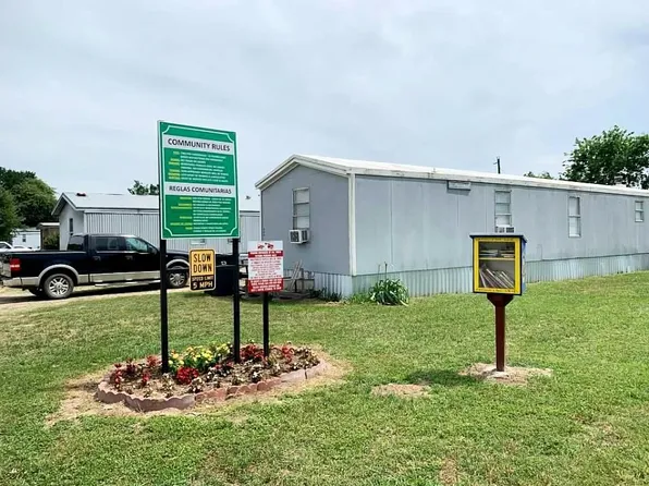 676 San Marcos St, Giddings, TX 78942