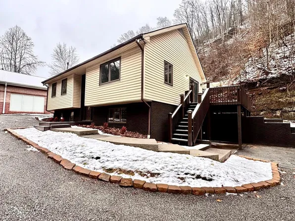 1551 Watkins St, Grundy, VA 24614