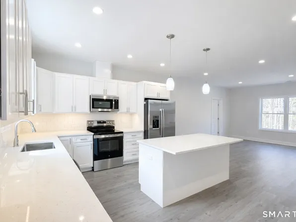 24 Glen Rd, Sandy Hook, CT