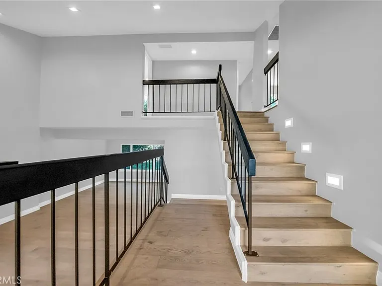 4642 Poe Ave — Photo 4