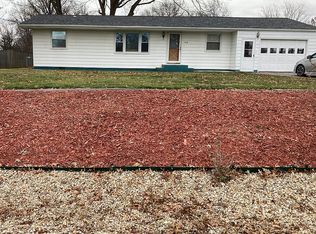 1426 N Charleston Rd, Salem, IL 62881