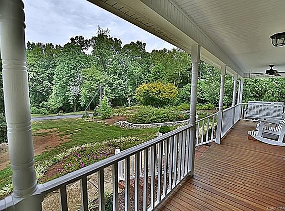 3rd image of 2022 Surrey Ln