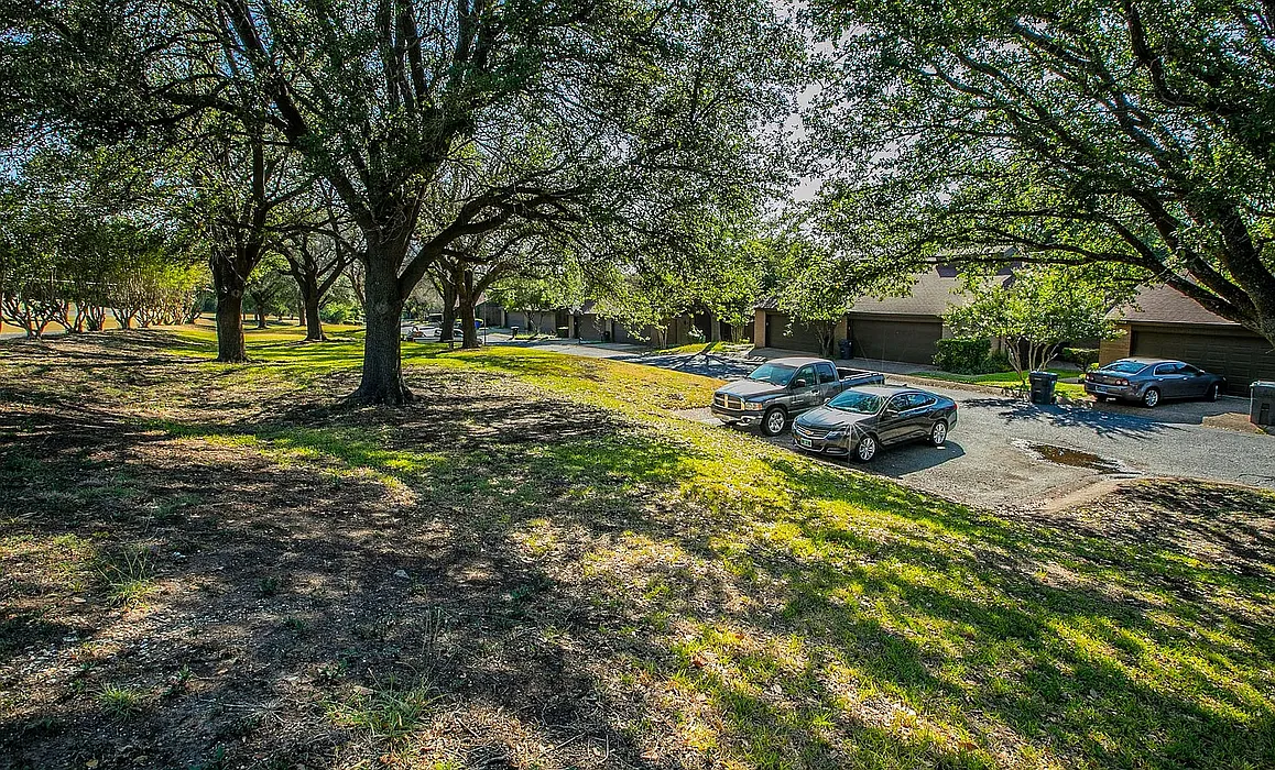 2 bed, 2.0 bath, 1327 sqft, $1,645 — Photo 3
