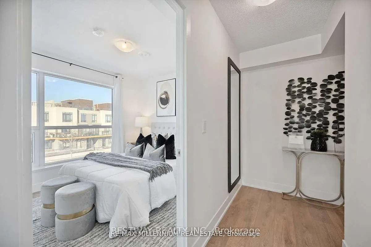 Building Photo - 1255 NW Bayly St #209