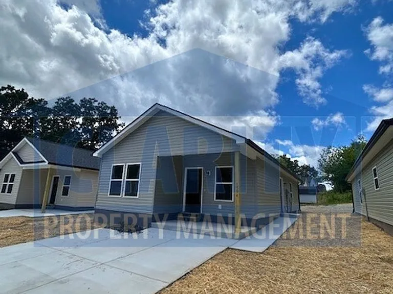 1594 Perry St SE — Photo 1