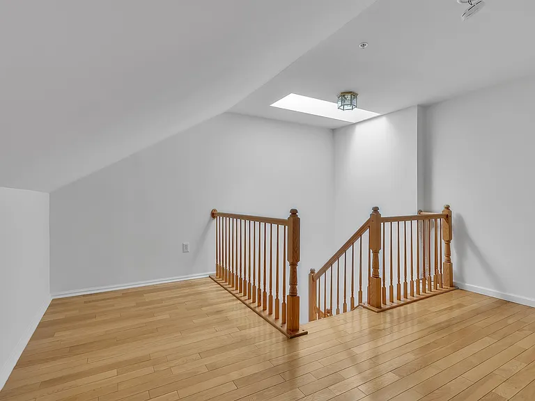 451 Albany Ct — Photo 23