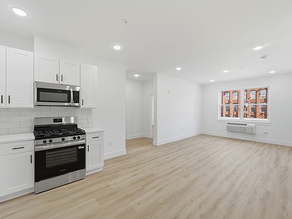 4th image of 31-33 Essex St #202