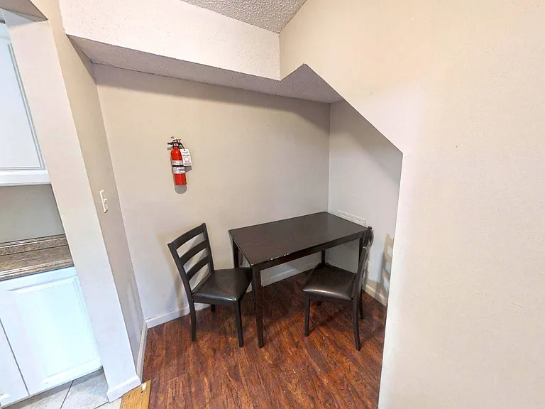 211 E Clark St — Photo 8