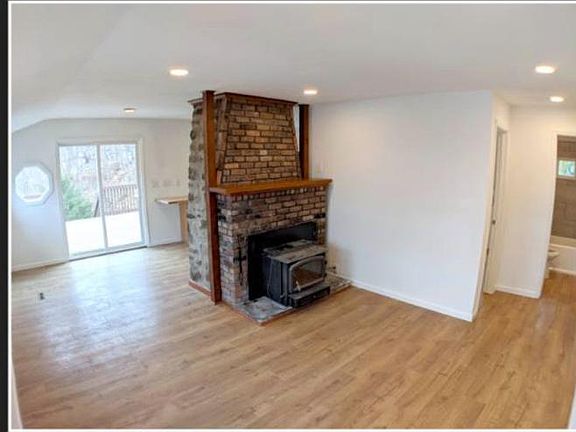 5th image of 19 Oakwood Trl S