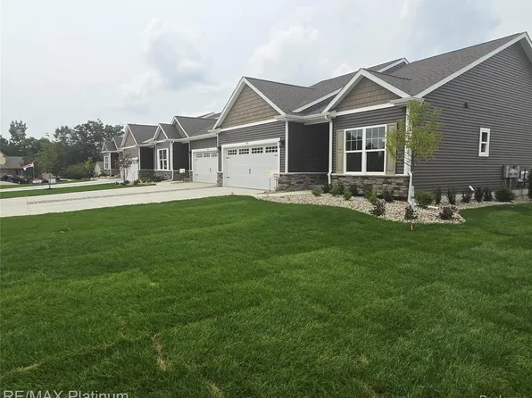 850 Oakwood Cir #41, Fenton, MI 48430