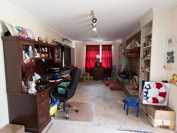 4th image of 993 Parkwood Dr