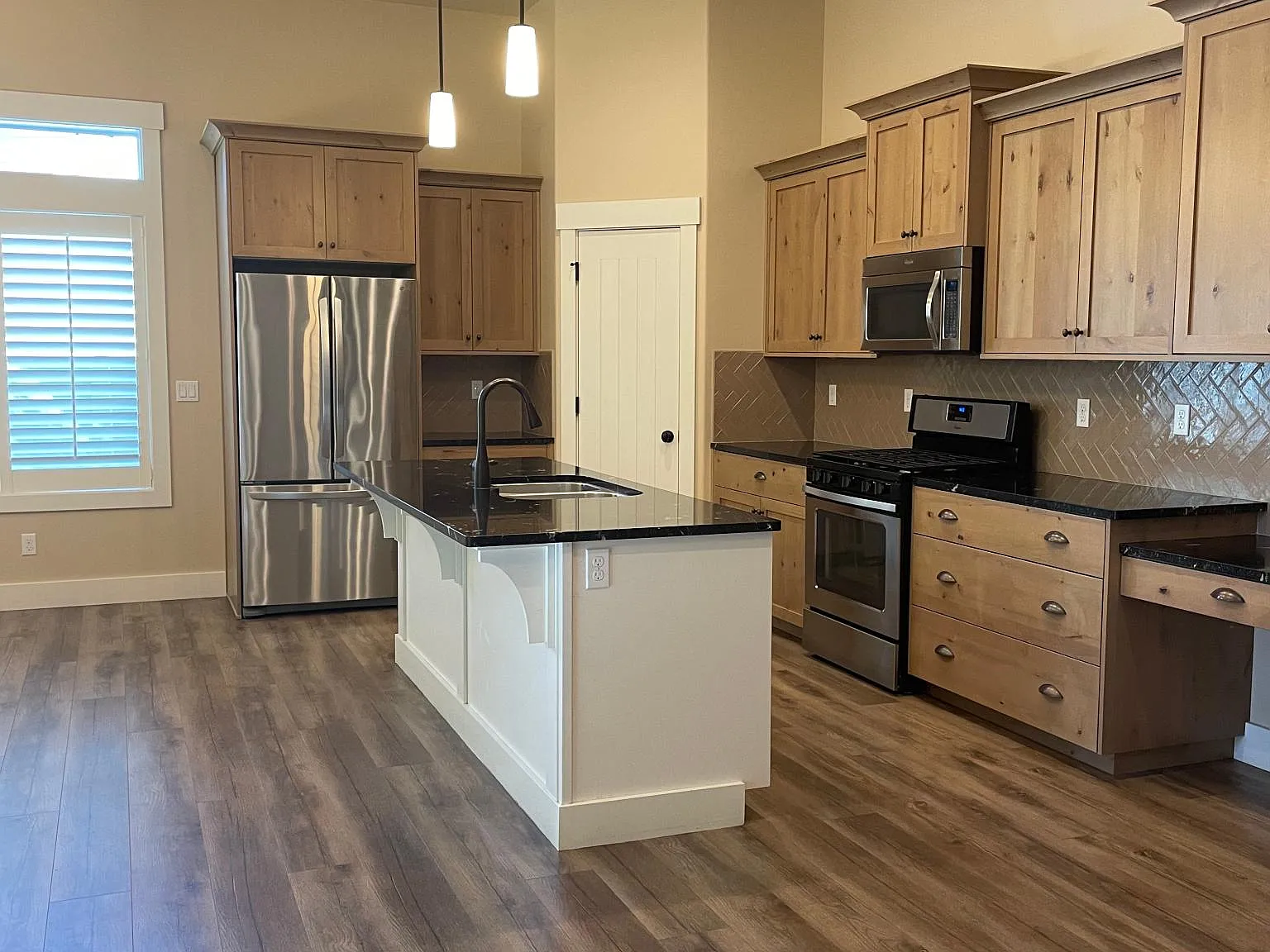 3 bed, 1591 sqft, $2,450 — Photo 2