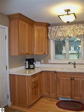 4th image of 422 Fairlane Dr