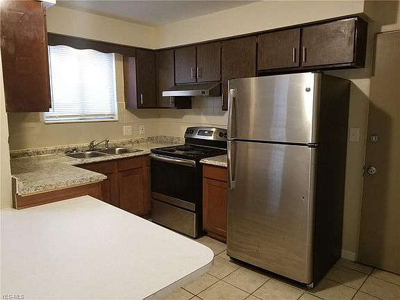 2nd image of 365 Argyle Ave #1