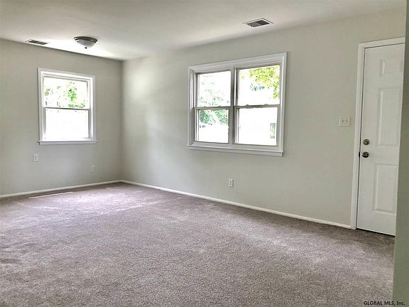 4th image of 4 Crown Ct
