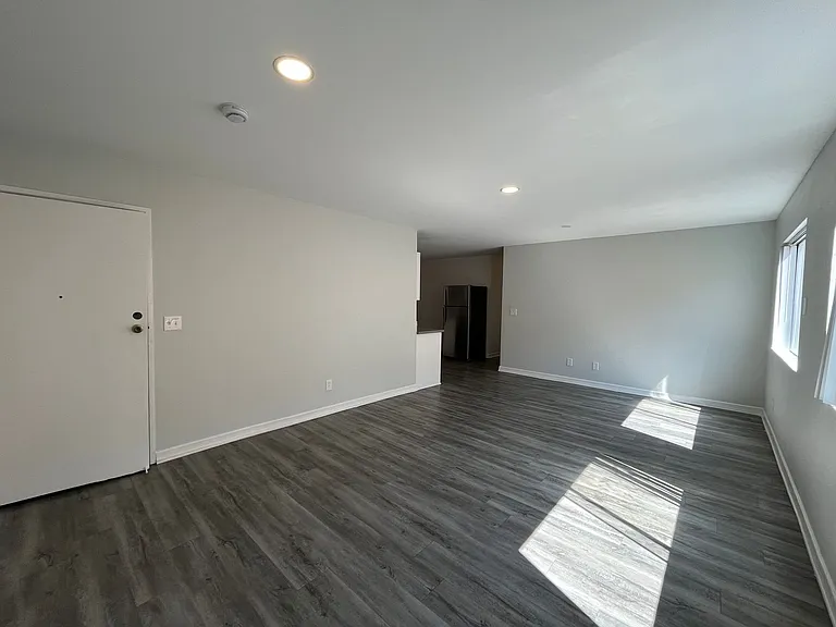 226 South Serrano — Photo 24