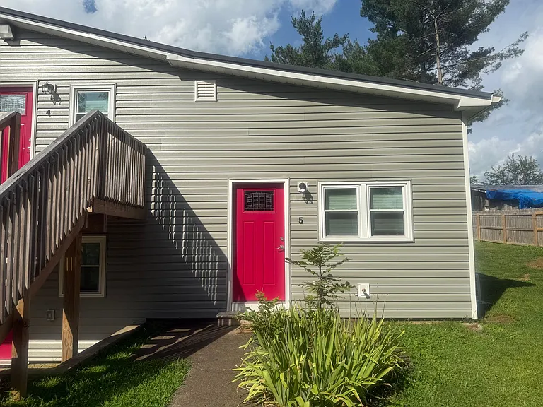 320 Woodfield Rd — Photo 2