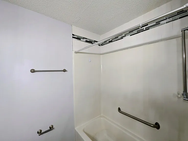 408 E 15th St #205 — Photo 9