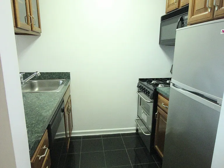 443 W 50th St #4E — Photo 5