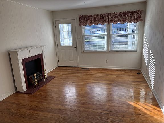 4th image of 1923 Woodmont Dr