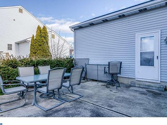 4th image of 39 Lynn Dr