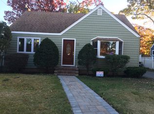 36 Pearsall Pl, Merrick, NY 11566