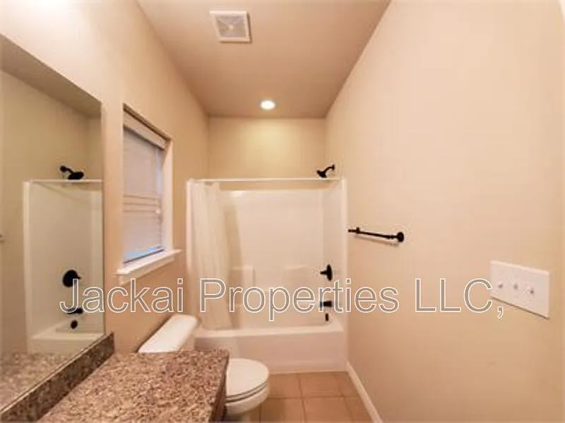 3 bed, 2.0 bath, 1300 sqft, $1,550 — Photo 3