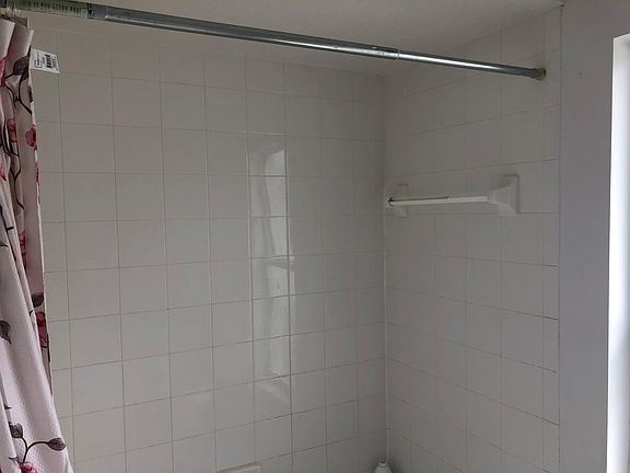 5th image of 1311 Idlewild Dr #A