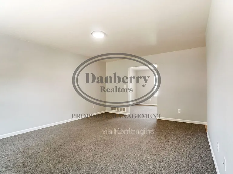 3704 Willow Run Dr — Photo 4