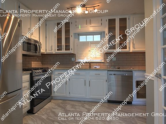 3rd image of 913 River Glen Pl
