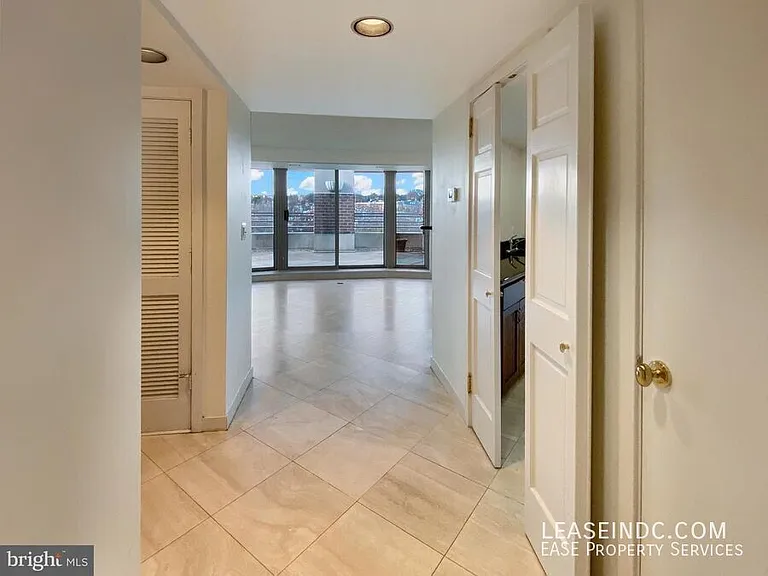 1275 25th St NW #600 — Photo 3