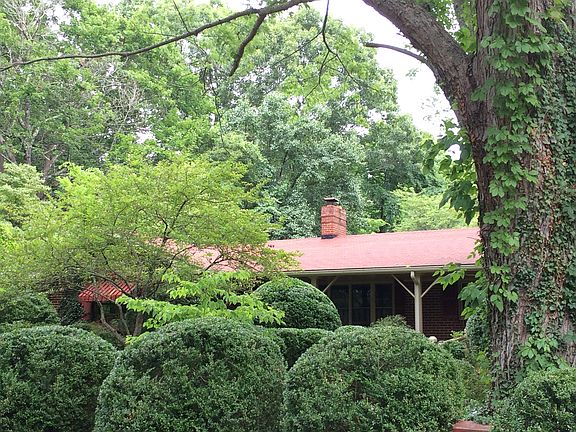 4th image of 1315 Hillcrest Dr