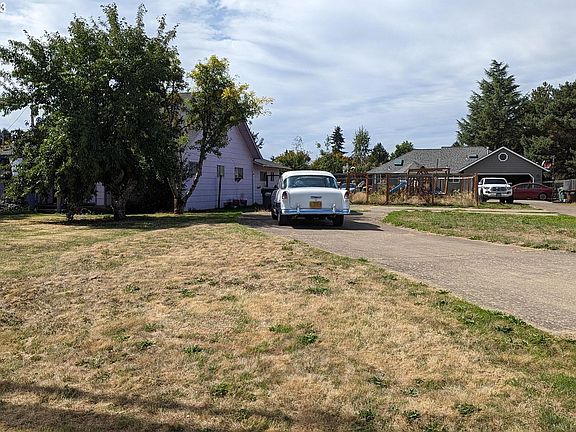 4th image of 2221 NE 9th Ave