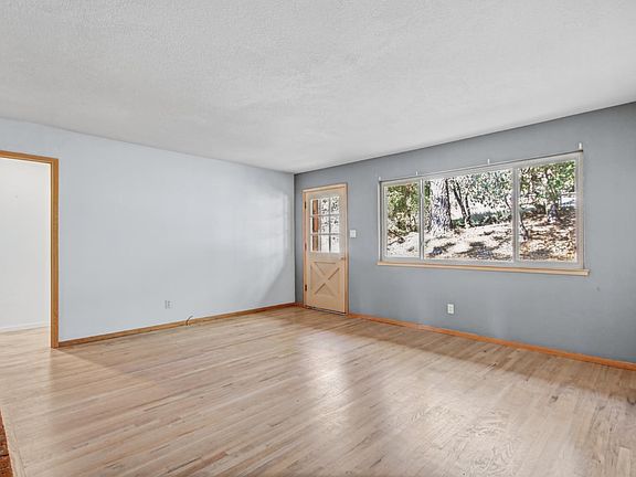 4th image of 935 Whispering Pines Rd