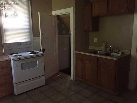4th image of 915 Hayes Ave