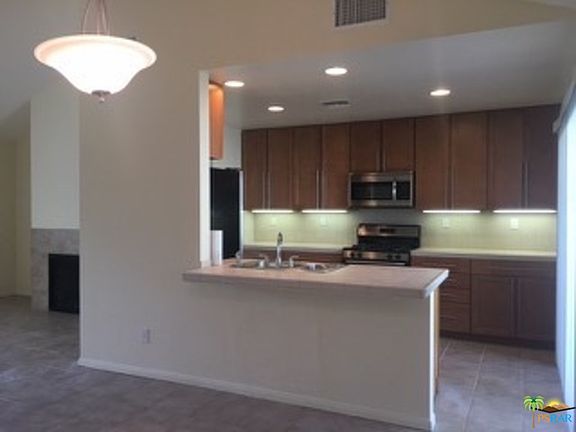 4th image of 573 E Sunshine Cir