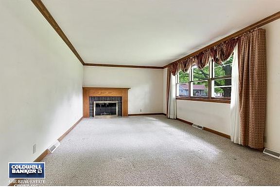 Large Family Room w/ Fireplace