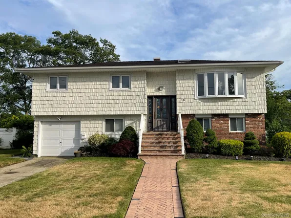 16 Espie Lane, North Babylon, NY 11703