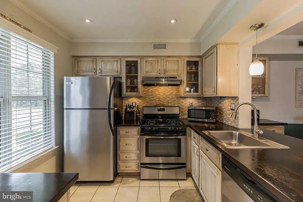 2 bed, 944 sqft, $2,350 — Photo 3