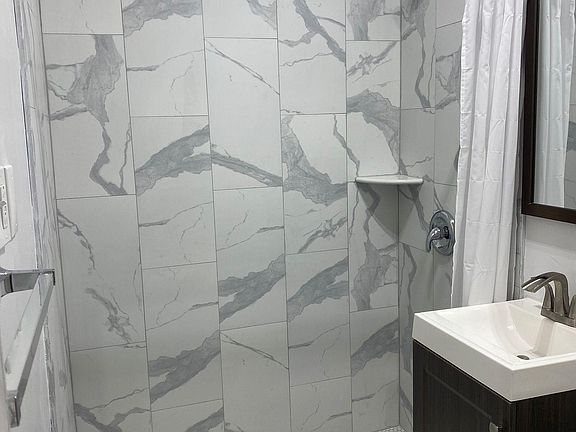 5th image of 3728 N 16th St Floor 2