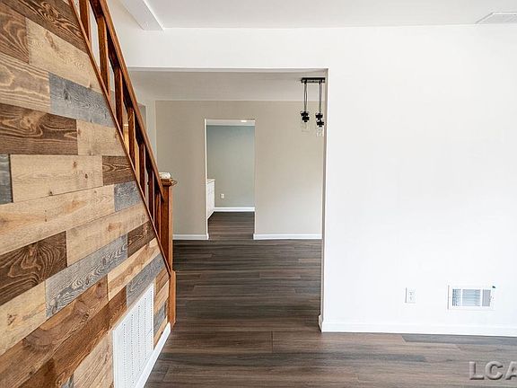 5th image of 1015 E Hunt St