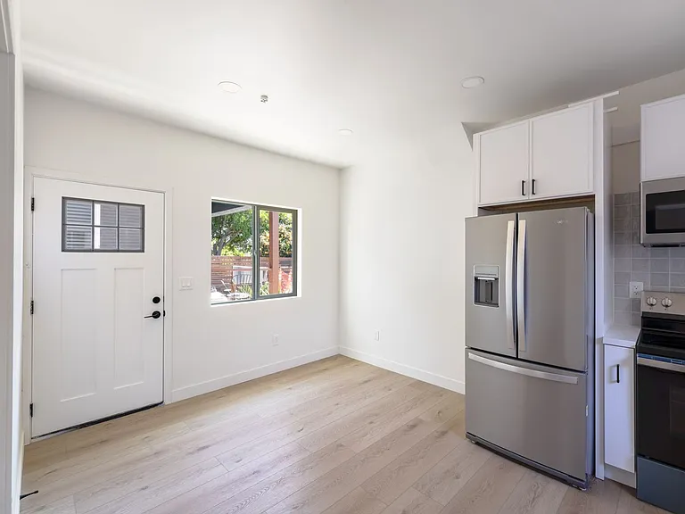 2860 Webster Ave — Photo 10