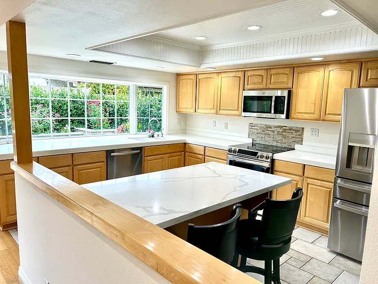 Kitchen with Breakfast Bar