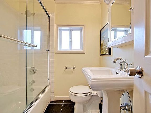 Common bathroom upstairs